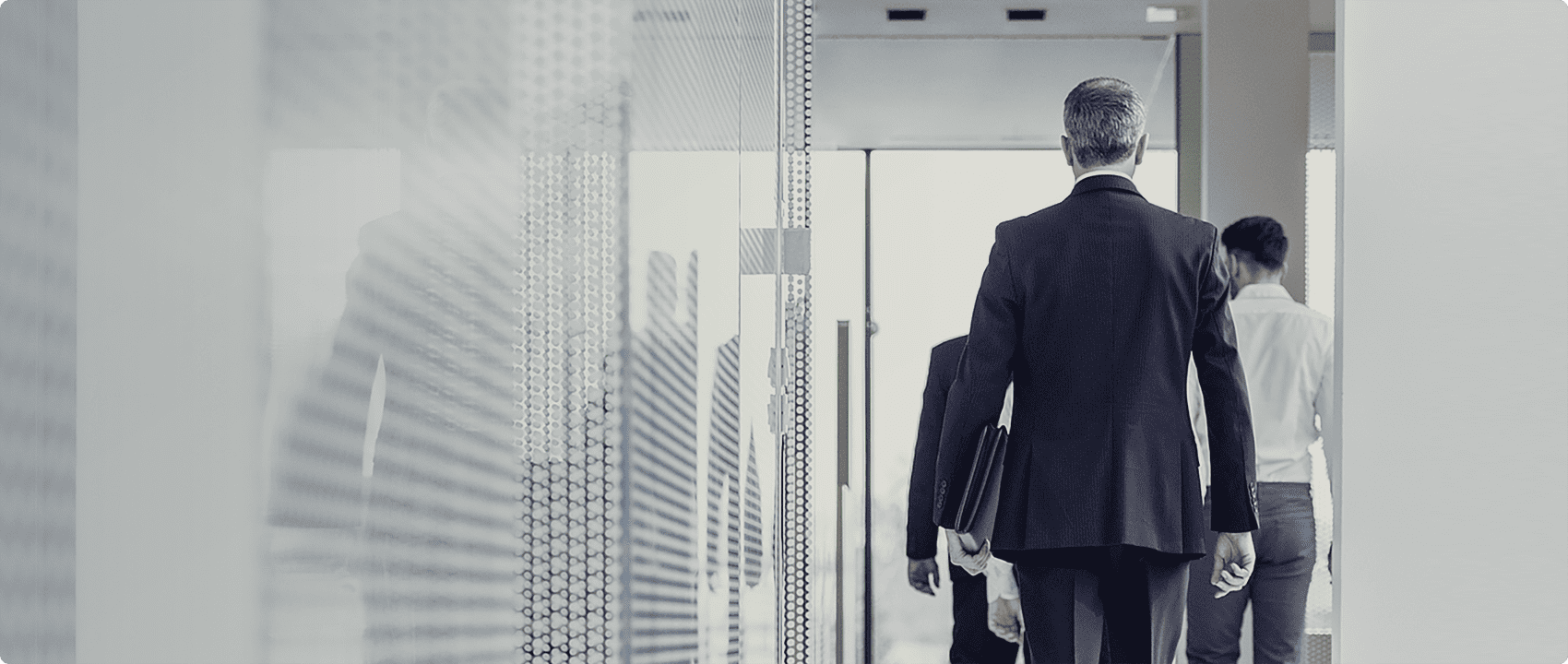 我們關(guān)注你的職業(yè)生涯，我們?cè)敢鈳椭氵_(dá)成個(gè)人的職業(yè)目標(biāo)，<br>在你職業(yè)發(fā)展道路上，中泰與你攜手并進(jìn)。